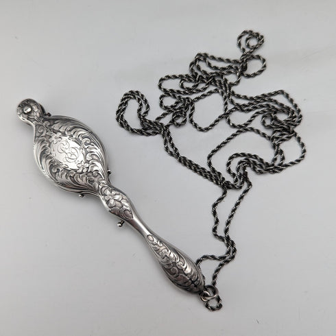 米国アンティーク 純銀製 細密装飾 携帯用折りたたみ式眼鏡 ロニエット チェーン付き